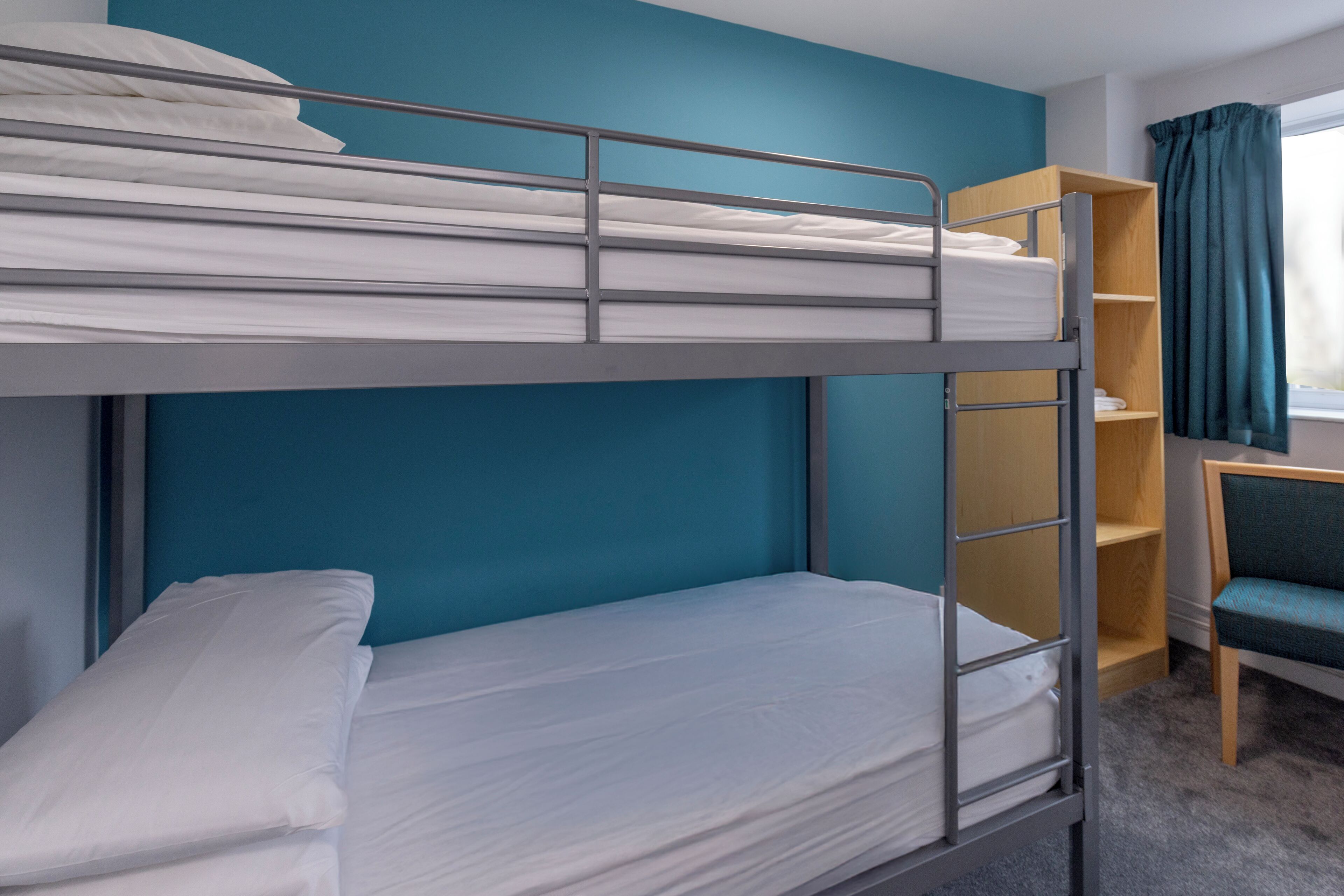 Een bureau, gratis wifi, beddengoed