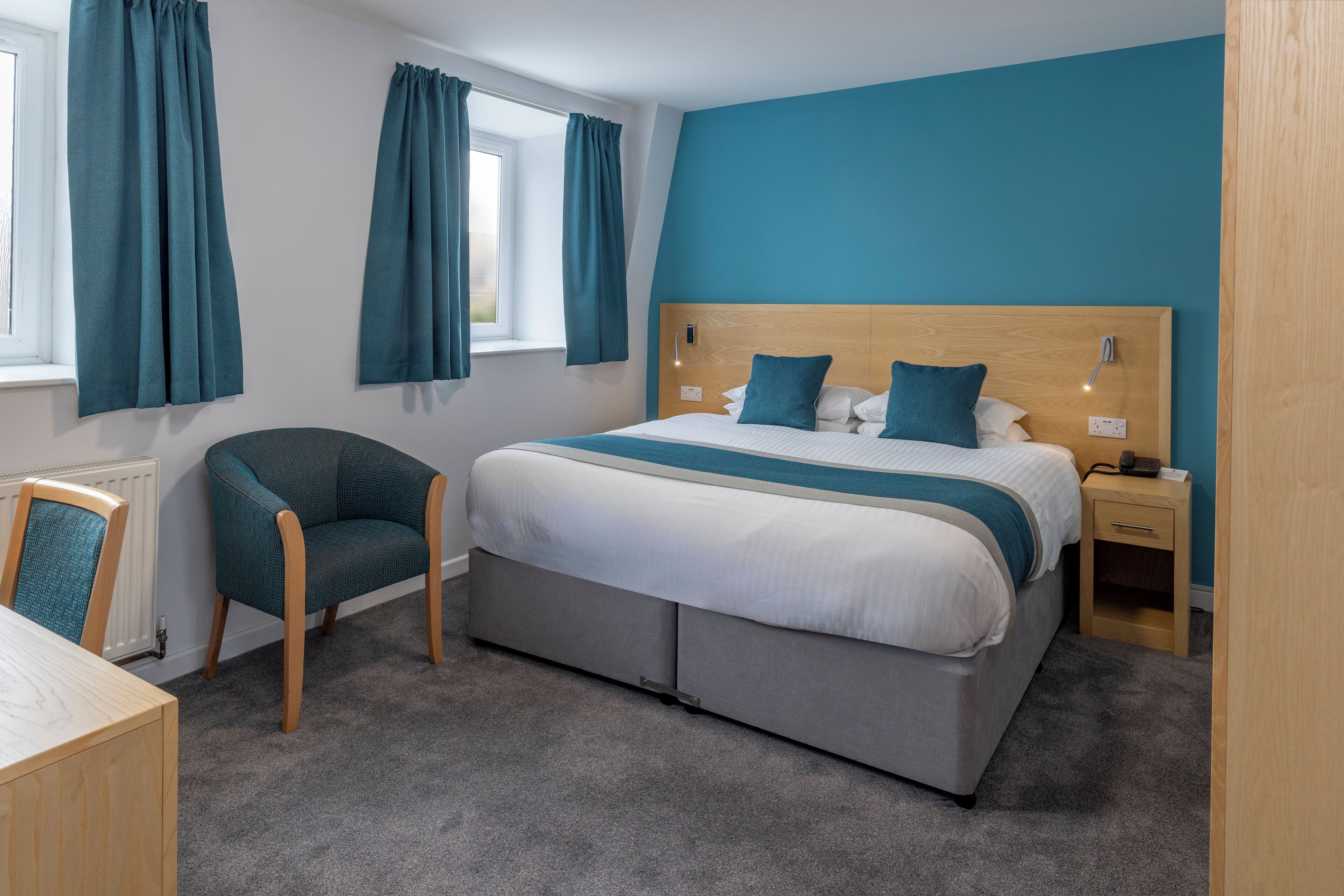 Een bureau, gratis wifi, beddengoed