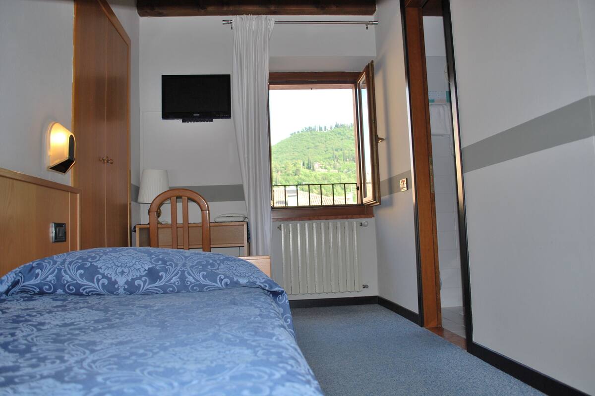 Single Room | In-room safe, desk, cribs/infant beds, free WiFi