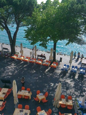 بالقرب من الشاطئ