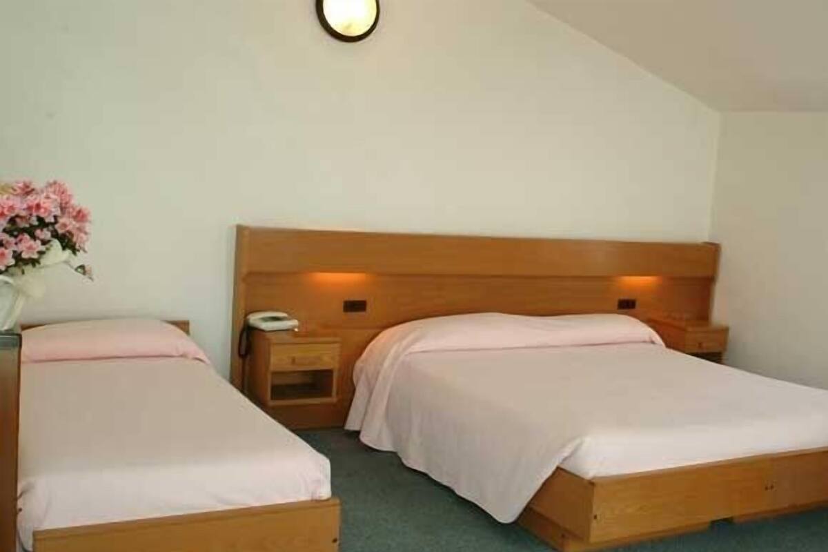 Triple Room | In-room safe, desk, cribs/infant beds, free WiFi