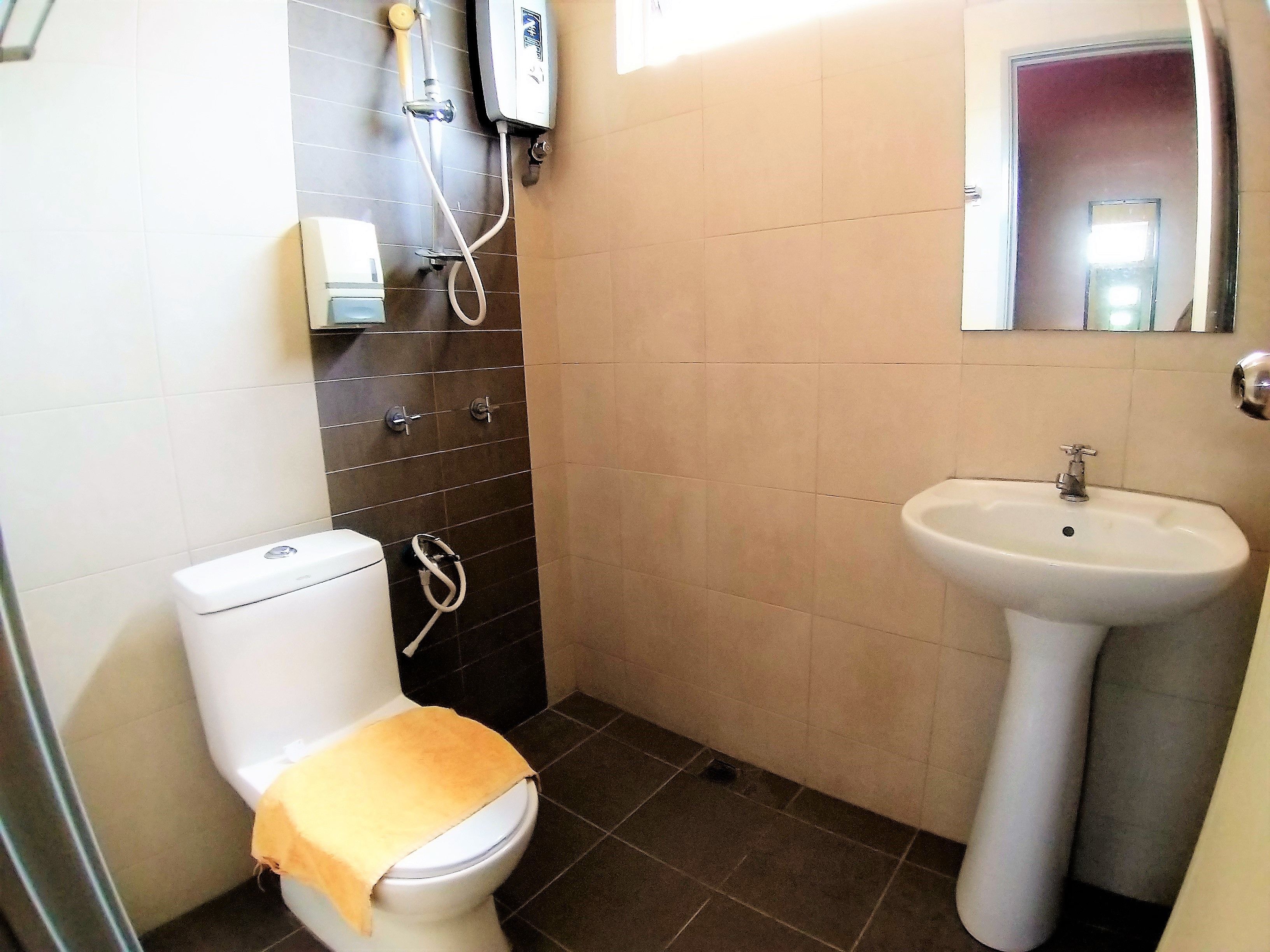 Ein Badezimmer mit Toilette, Waschbecken und Dusche.