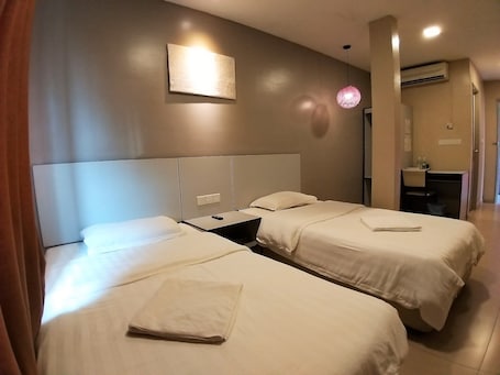 Escritorio, tabla de planchar con plancha y wifi gratis