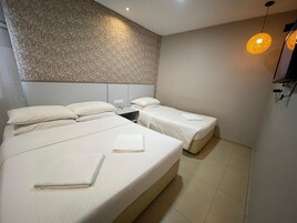 Deluxe Room - No Window | Escrivaninha, ferros/tábuas de passar roupa, Wi-Fi de cortesia