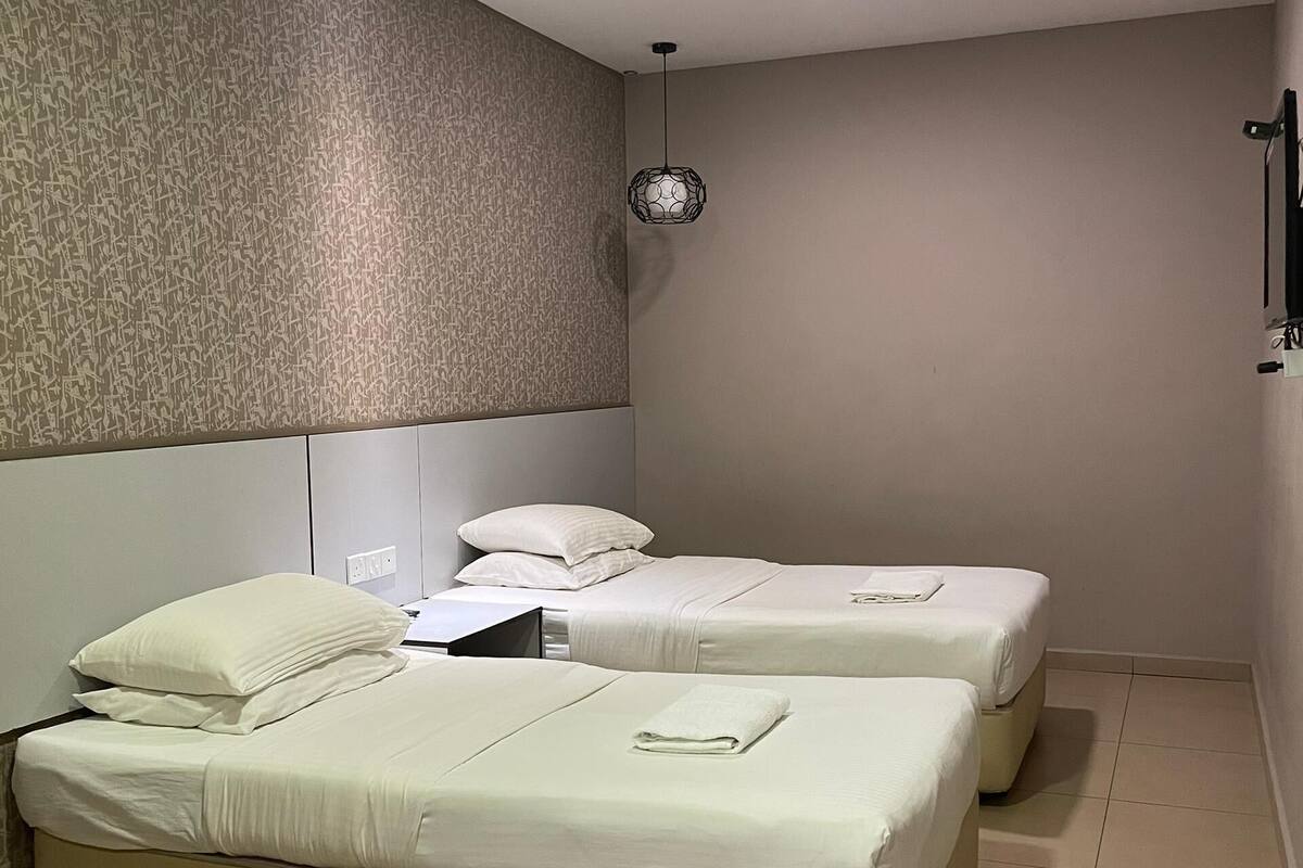 Standard Twin Room - No Window | Schreibtisch, Bügeleisen/Bügelbrett, kostenloses WLAN