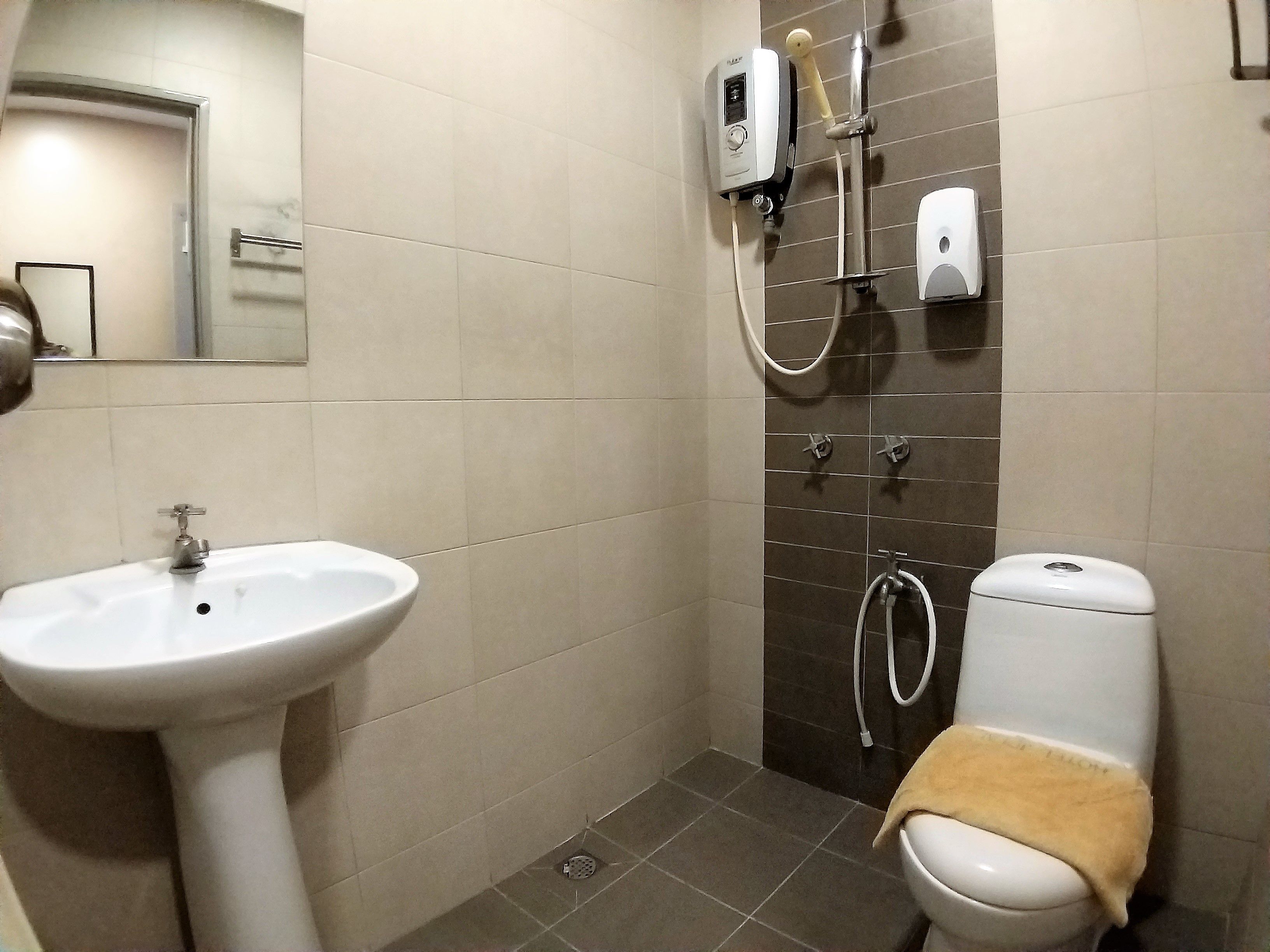Ein Badezimmer mit Waschbecken, Toilette und Duschkabine.
