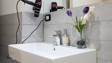 Deluxe Double Room | Bathroom sink