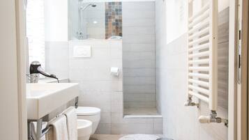 Deluxe Double Room | Bathroom | Shower, free toiletries, hair dryer, bidet