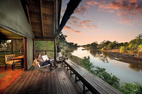 Caja de seguridad en la habitación y ropa de cama