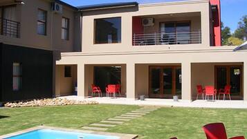 Piscine extérieure, chaises longues