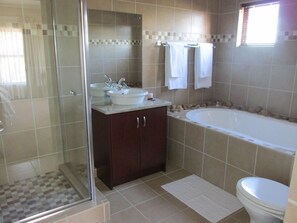 Family Room | In-room safe, desk, iron/ironing board, free WiFi - Karoo Sun Boutique Guest House (Oudtshoorn)