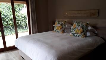 Garden Room King or Twin Room | Coffres-forts dans les chambres, bureau, fer et planche à repasser