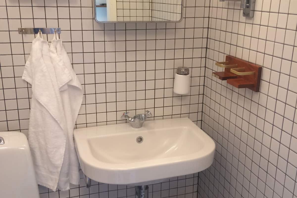 double room - small - with balcony | 1 bedroom, free wifi, bed sheets