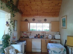 Courtyard Cottage | Private kitchenette