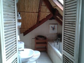 Swiss Cottage | Bathroom | Free toiletries, hair dryer, towels