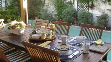 Free daily English breakfast