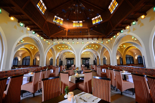 6 restaurants; dinner served 