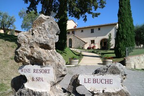 A stone sign with "WINE RESORT & SPA" and "LE BUCHE" indicating a resort location. - Le Buche Wine Resort & Spa (Sarteano)
