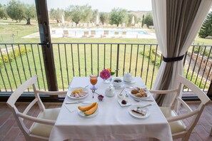 Free daily buffet breakfast 