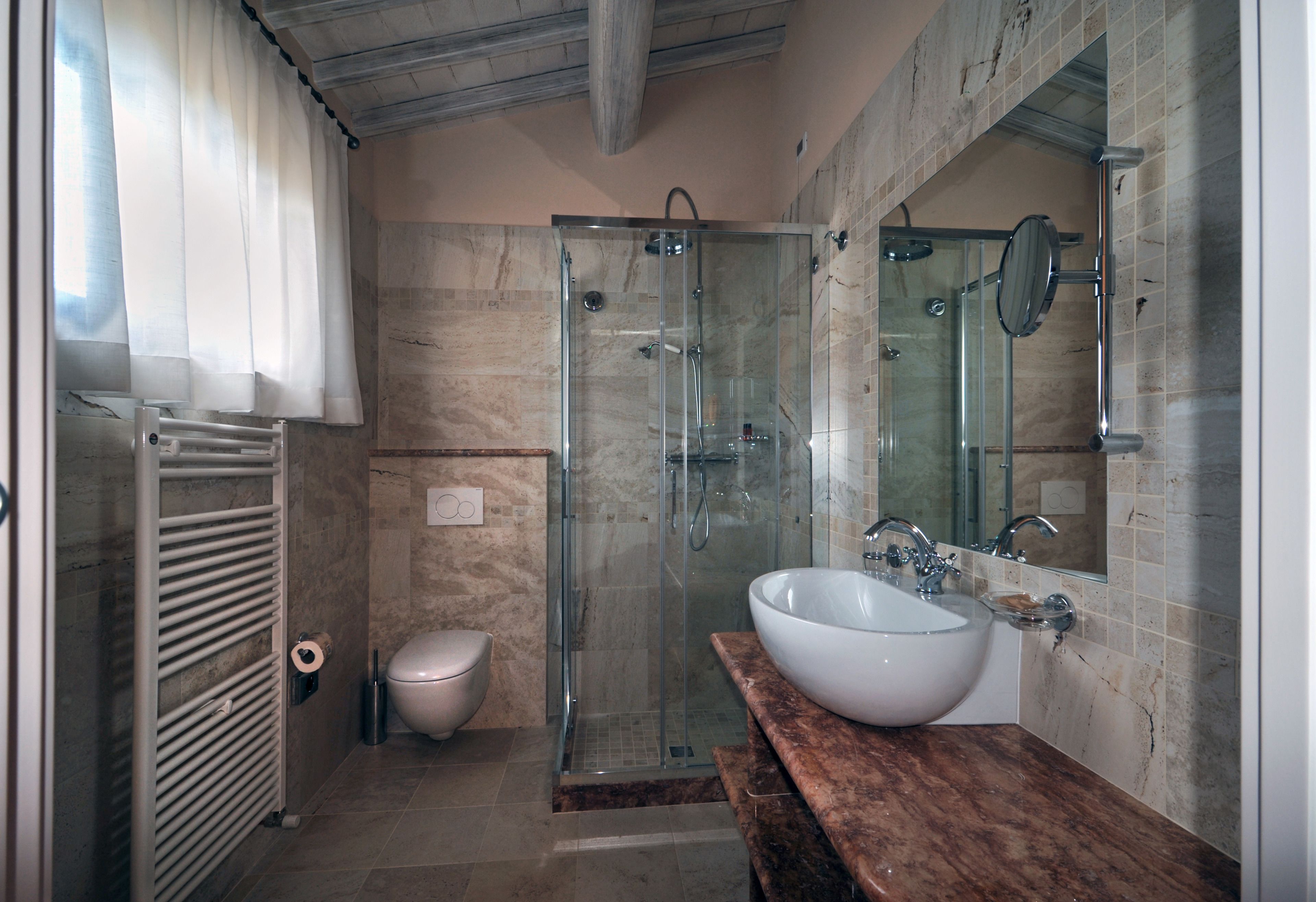 Deluxe Double Room, Vineyard View | Bathroom | Shower, rainfall showerhead, free toiletries, hair dryer