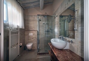Habitación Deluxe doble, vistas al viñedo | Baño | Ducha y cabezal de ducha tipo lluvia