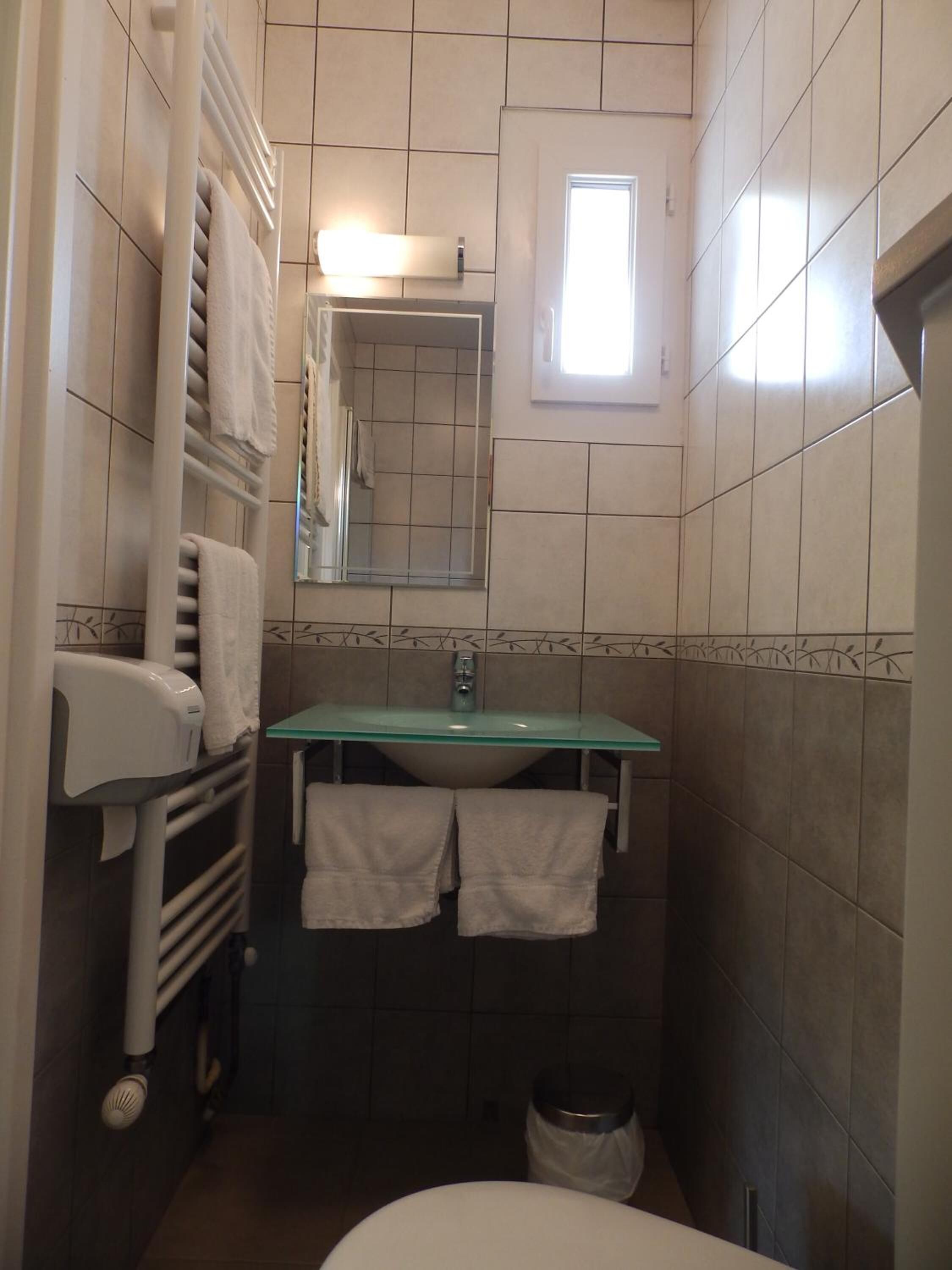 shower, free toiletries, towels