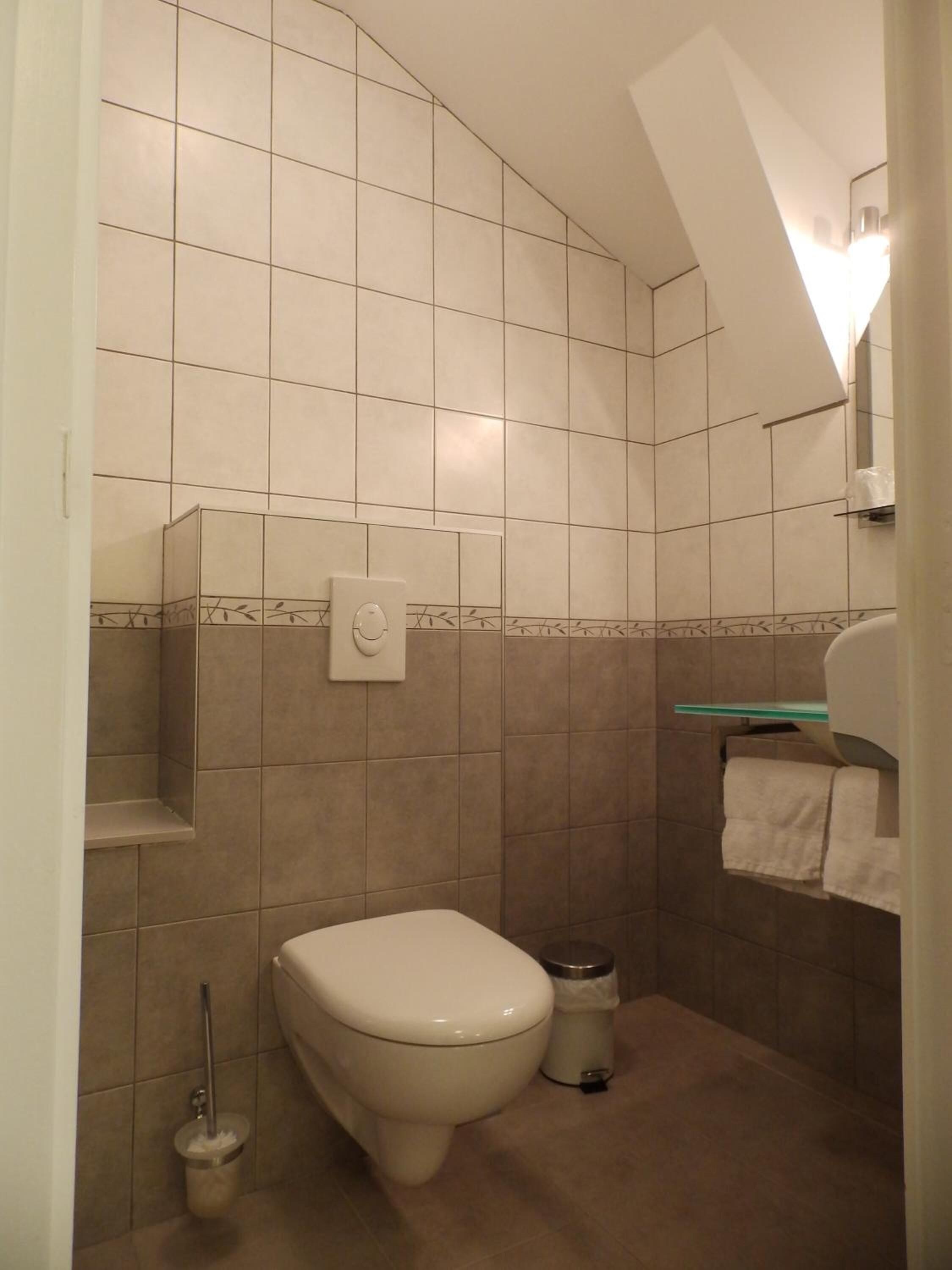 shower, free toiletries, towels