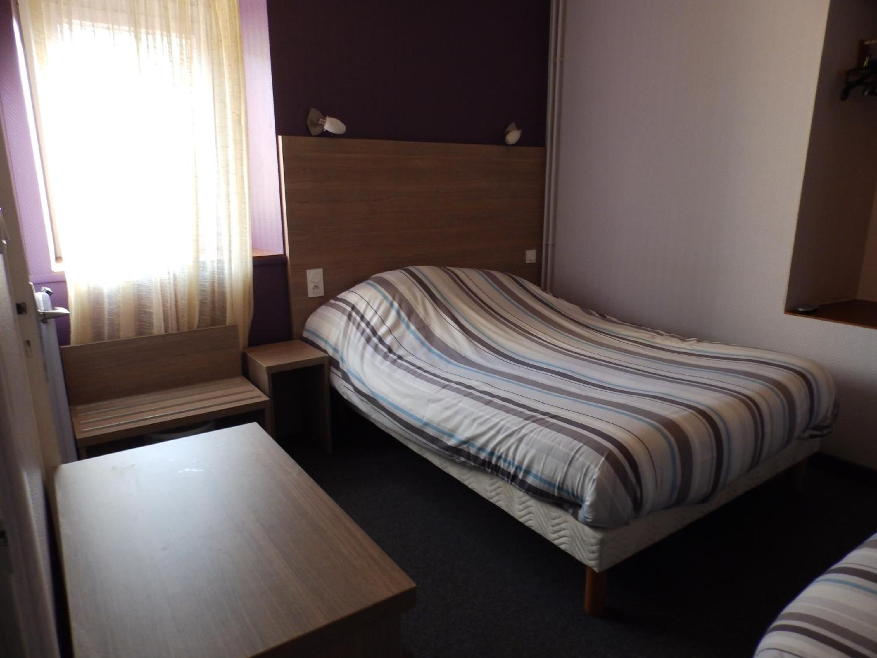 desk, free wifi, bed sheets