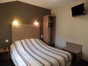 Desk, free WiFi, bed sheets - Hôtel Les Cévennes (Saint-Cirgues-en-Montagne)