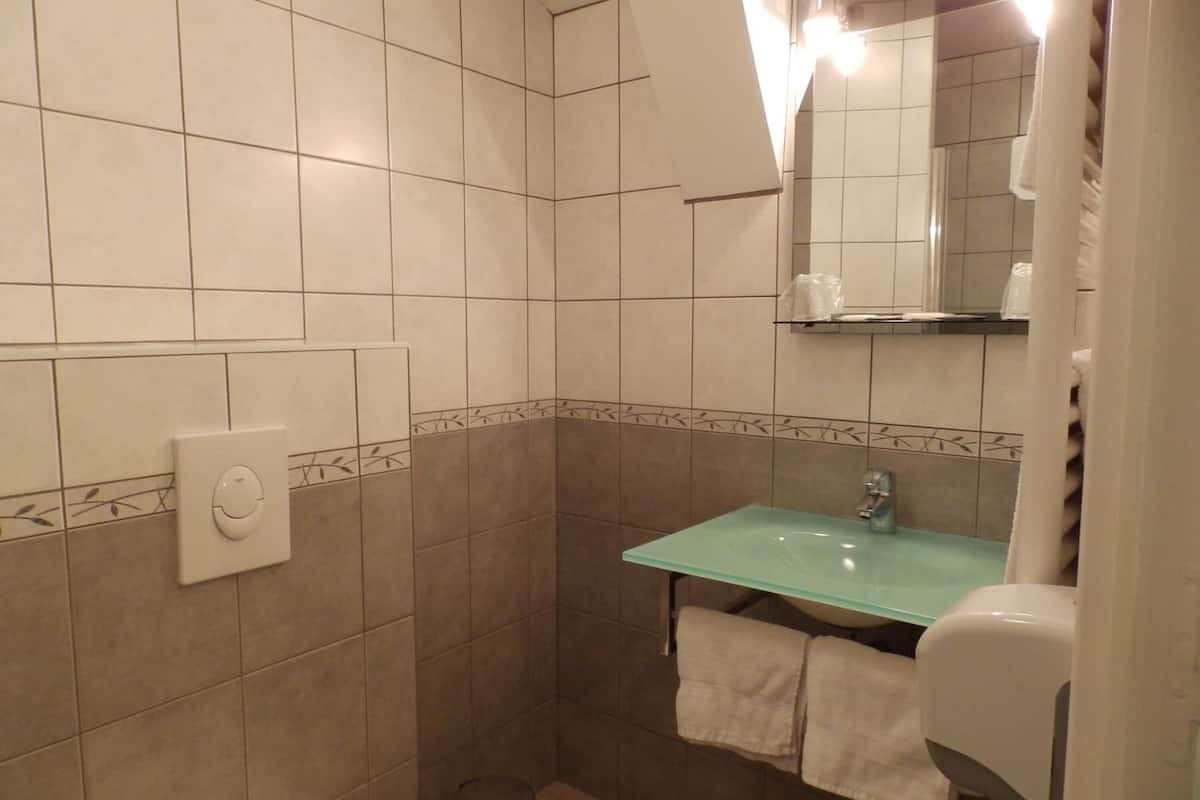 shower, free toiletries, towels