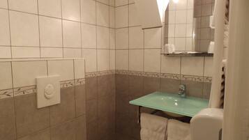 Shower, free toiletries, towels