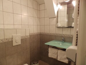 Dusche, kostenlose Toilettenartikel, Handtücher