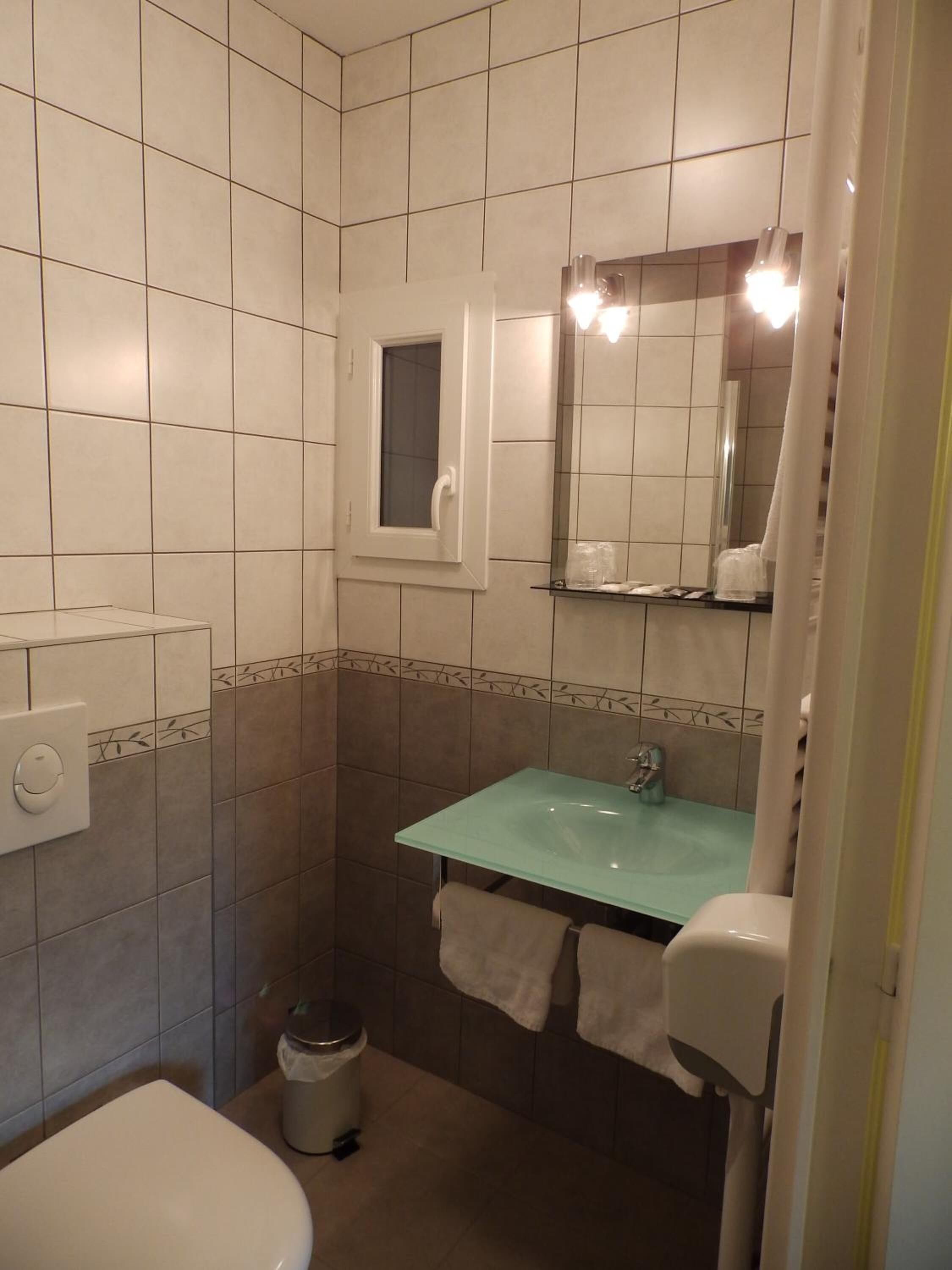 shower, free toiletries, towels