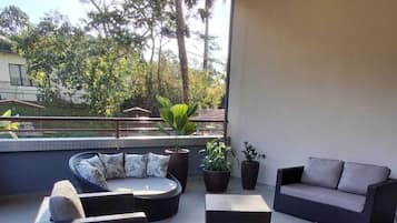 Piscina interna, piscina externa, guarda-sóis, espreguiçadeiras