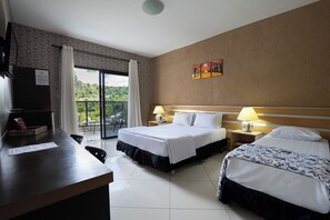 Minibar, decoración personalizada y escritorio 