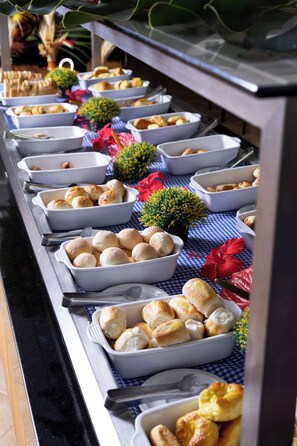 Un buffet proposant diverses pâtisseries et une nappe à carreaux.