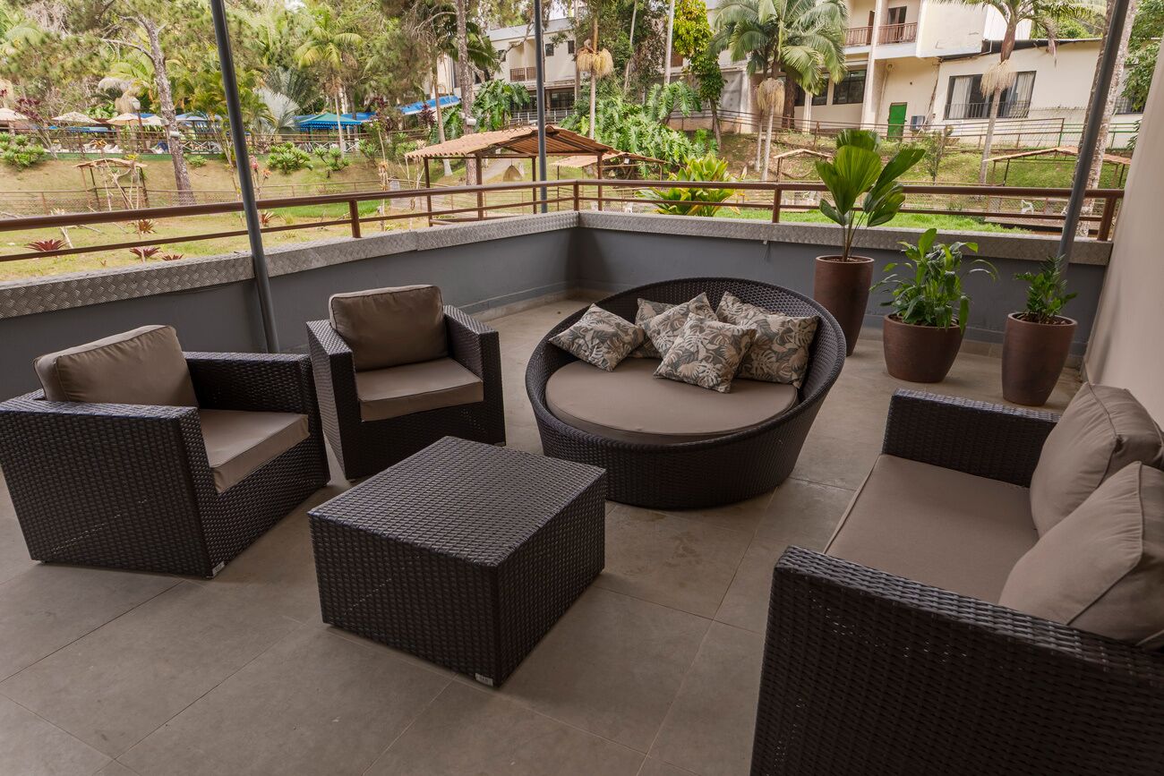 Piscina interna, piscina externa, guarda-sóis, espreguiçadeiras