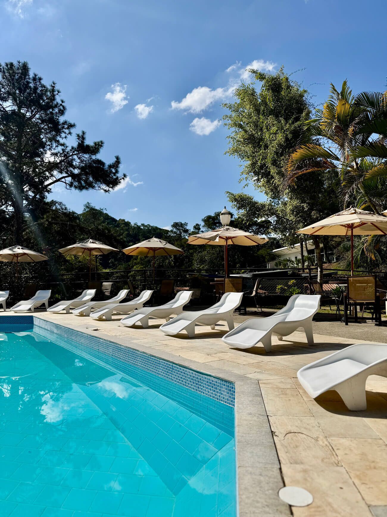 Piscina interna, piscina externa, guarda-sóis, espreguiçadeiras