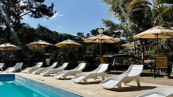 Piscina interna, piscina externa, guarda-sóis, espreguiçadeiras