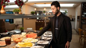 Ein reichhaltiges Buffet mit verschiedenen Speisen und einer Person, die bedient.