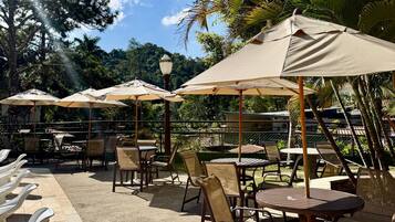 Piscina interna, piscina externa, guarda-sóis, espreguiçadeiras