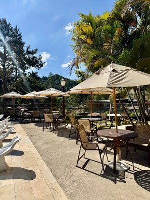 Piscine couverte, piscine extérieure, parasols de plage, chaises longues