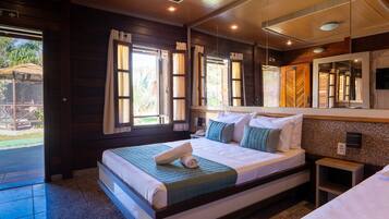 Chalé | Frigobar, individualmente decorados, escrivaninha