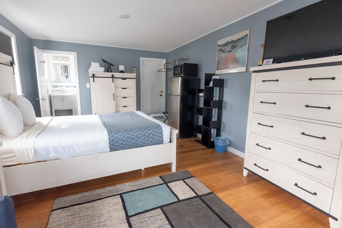 Tabla de planchar con plancha, wifi gratis y ropa de cama