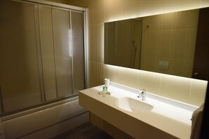 Douche, articles de toilette gratuits, sèche-cheveux, peignoirs