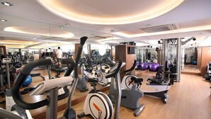 A gym with various cardio machines, mirrors, and exercise balls. - Baliktasi City Hotel (Ordu)