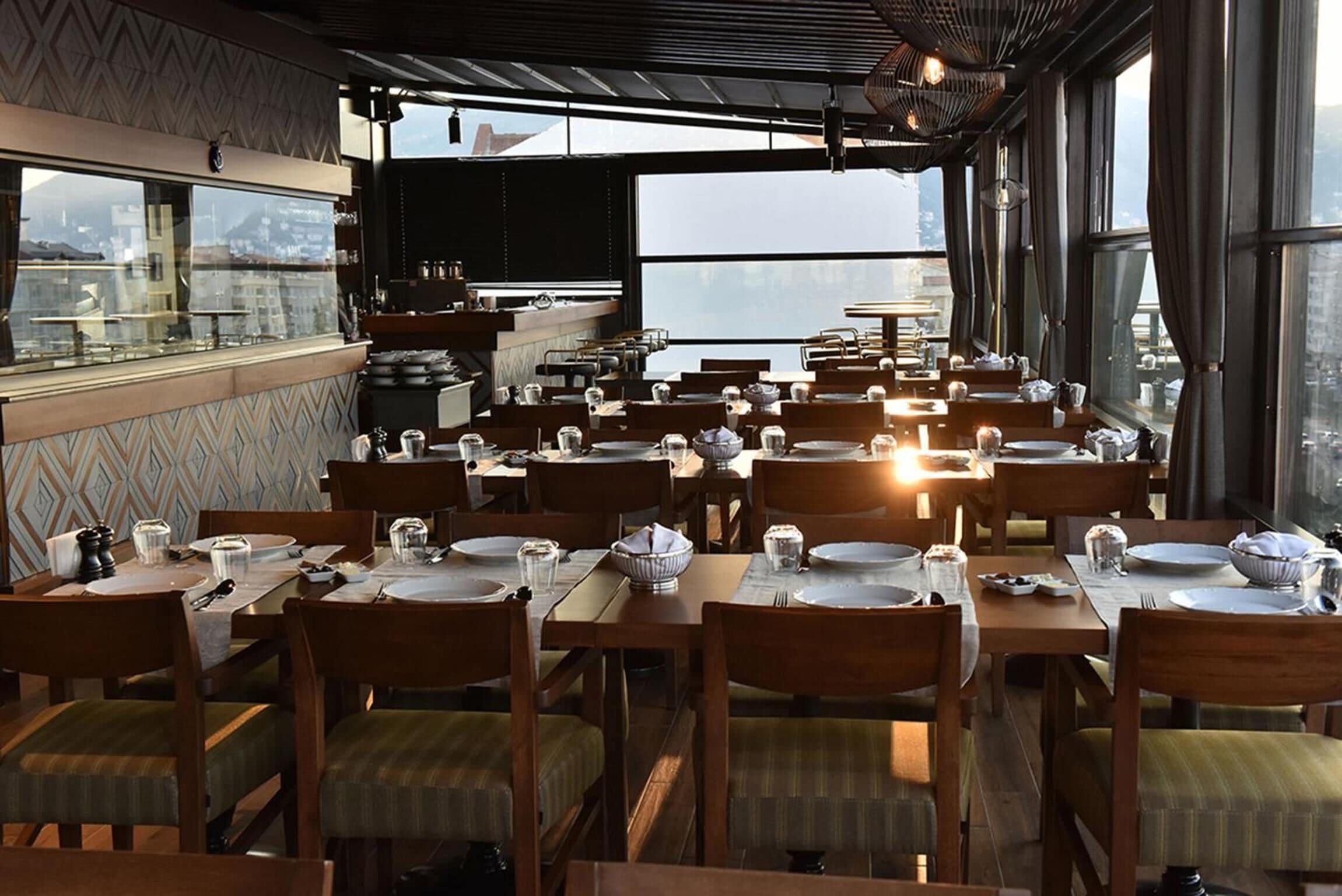 2 間餐廳；供應早餐、午餐和晚餐