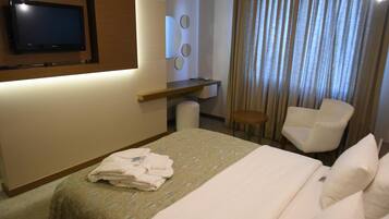 Minibaari, työpöytä, äänieristys, ilmaiset vauvansängyt