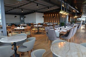 供应早餐、午餐和晚餐，国际美食