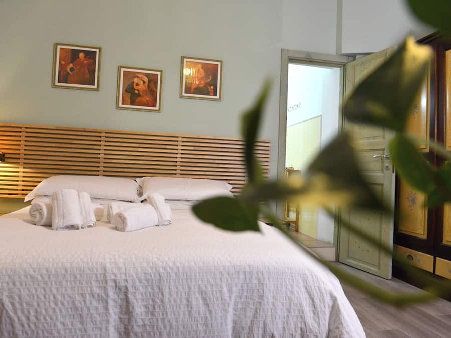 Quarto casal standard | Roupas de cama premium, escrivaninha, berços (sobretaxa)